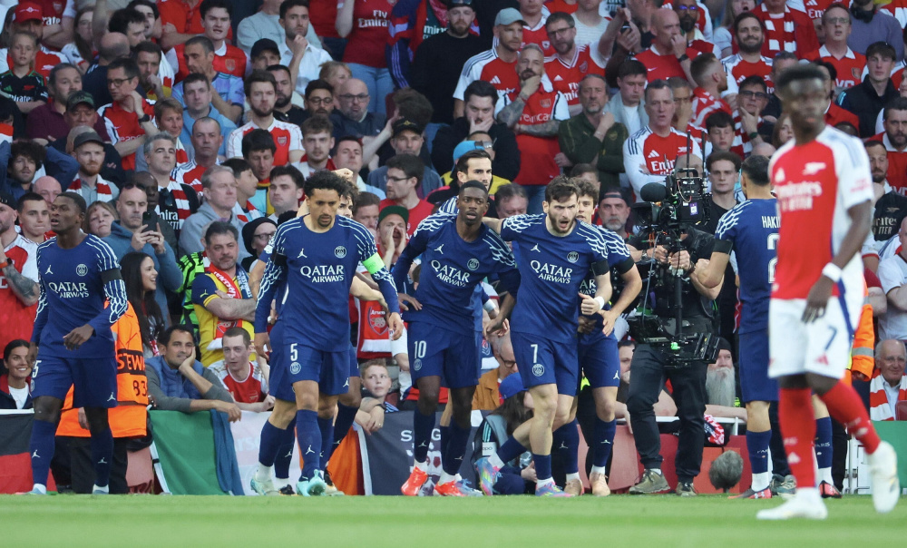 哈维-西蒙斯在切尔西官宣哈托评论区留言：我宝❤️