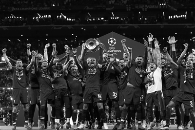 哈维-西蒙斯在切尔西官宣哈托评论区留言：我宝❤️