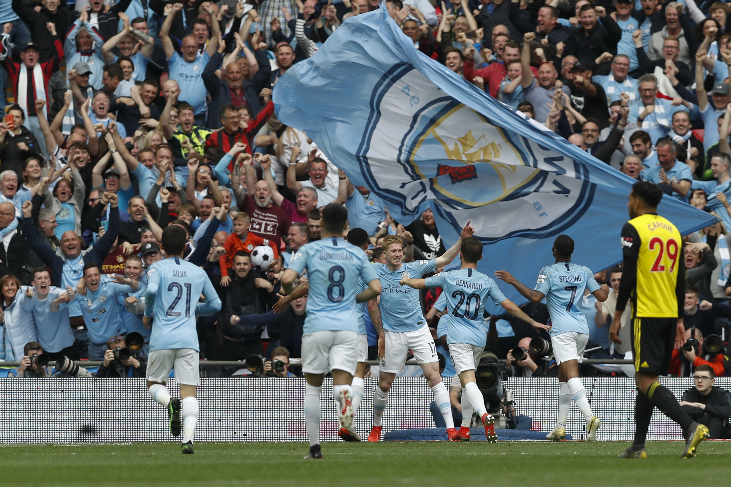 这脚传球太精准了