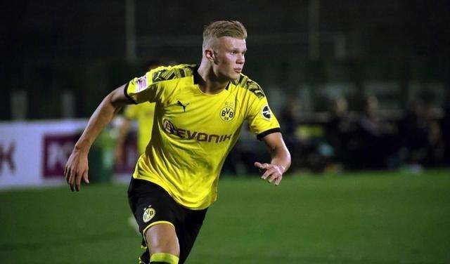 球员受伤倒地，全队围上去